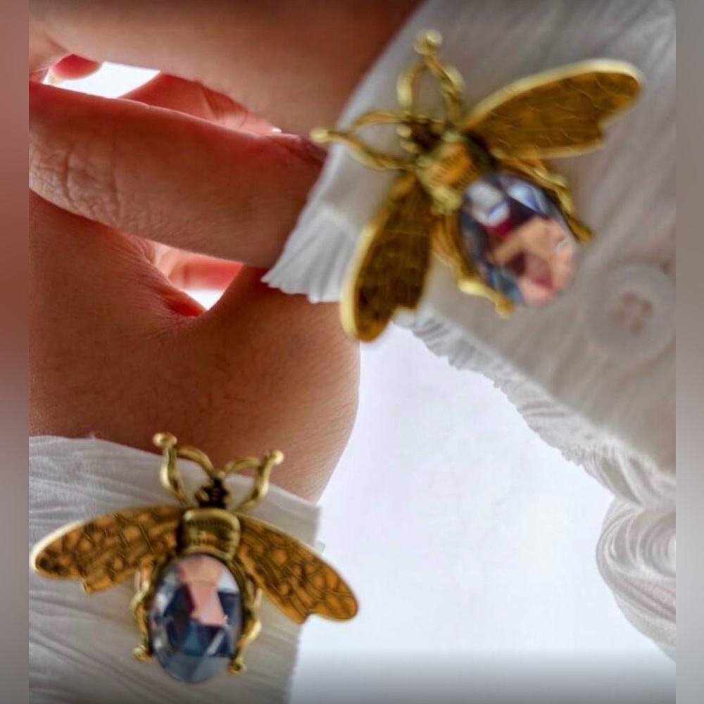 ✨NEW Gold Rhinestone Bee cuff links - Picture 2 of 3